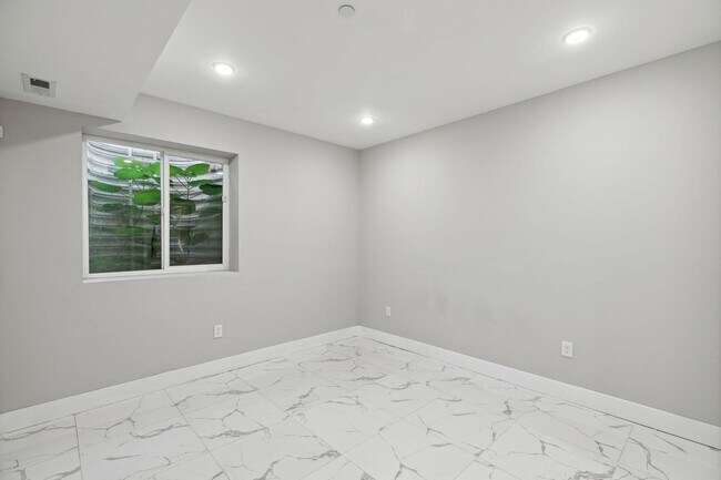 Building Photo - 1845 E Huntingdon St