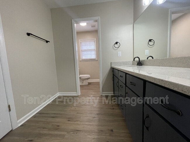 Building Photo - 2005 Landau Dr