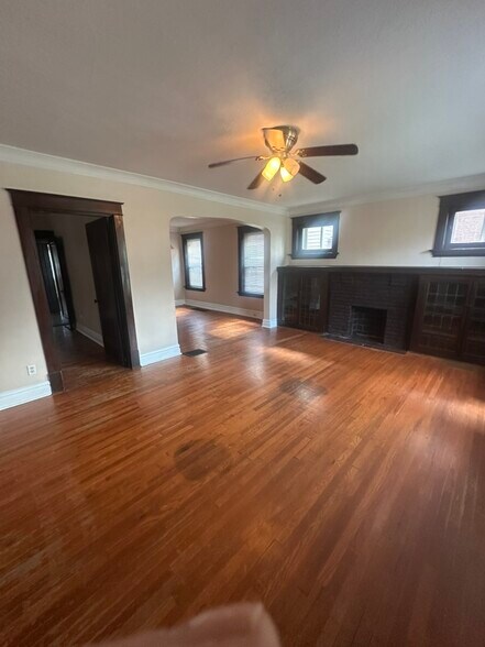 Gorgeous NF fireplace & builtins - 5044 Bancroft Ave