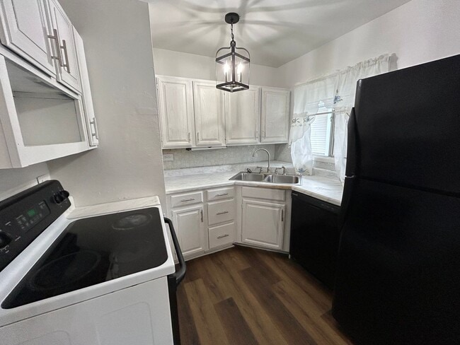 Building Photo - Nice-sized three bedroom property