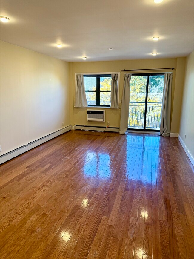 Building Photo - 27-16 41st Ave