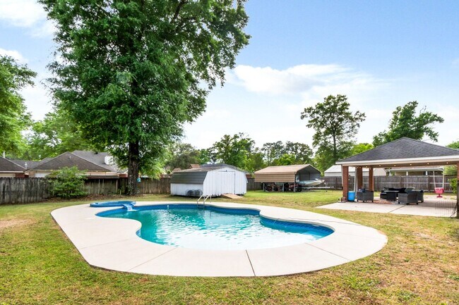 Building Photo - Great house with a pool in Satsuma!