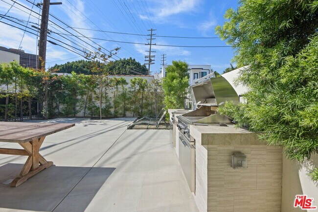 Building Photo - 1153 S Clark Dr