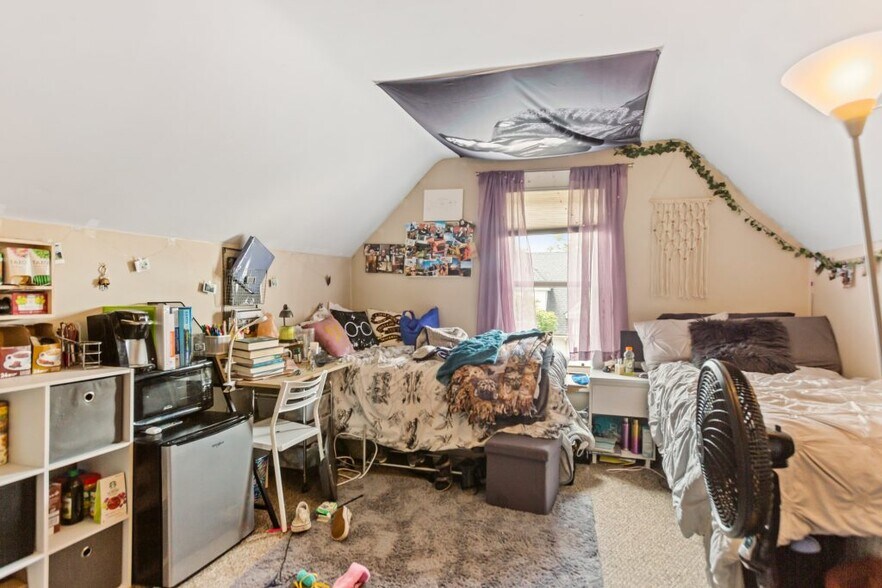 3rd floor 155 sq ft room $1510 - 433 Hamilton Pl