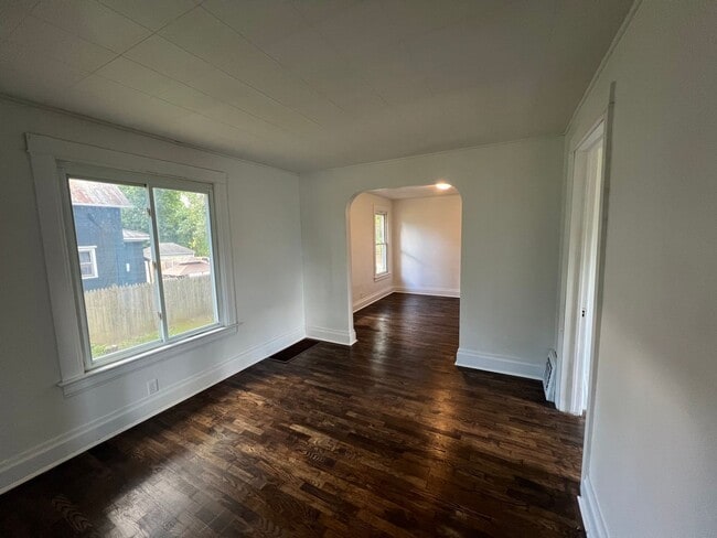 Building Photo - Two Bedroom One Bathroom Available in Batt...