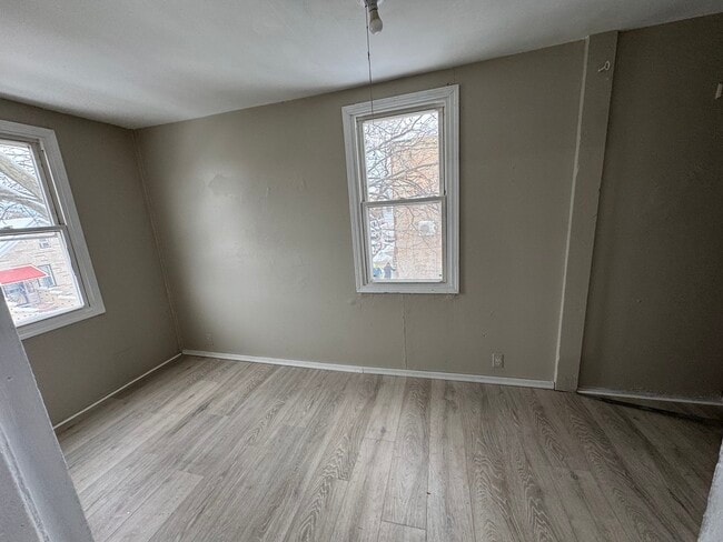 Building Photo - 2206 S Oakley Ave