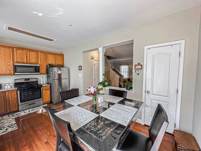 Building Photo - Lovely Tri-Level 3 Bedroom 2 Bathroom And ...
