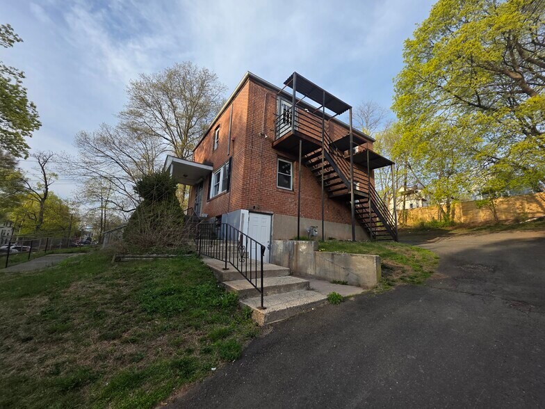 Primary Photo - 165 Sheffield Ave