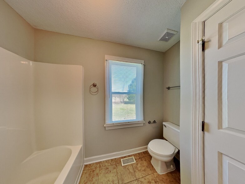 Building Photo - 3016 Lindsay Dr