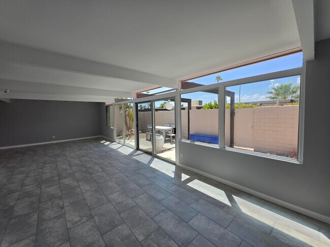 Building Photo - 735 E Louise Dr