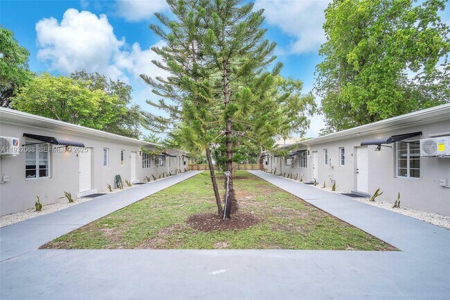 Building Photo - 401 SE 14th Ct