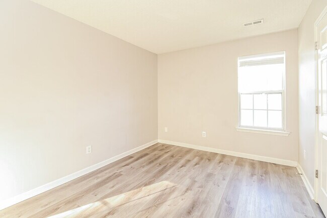 Building Photo - 3044 Hawick Commons Dr