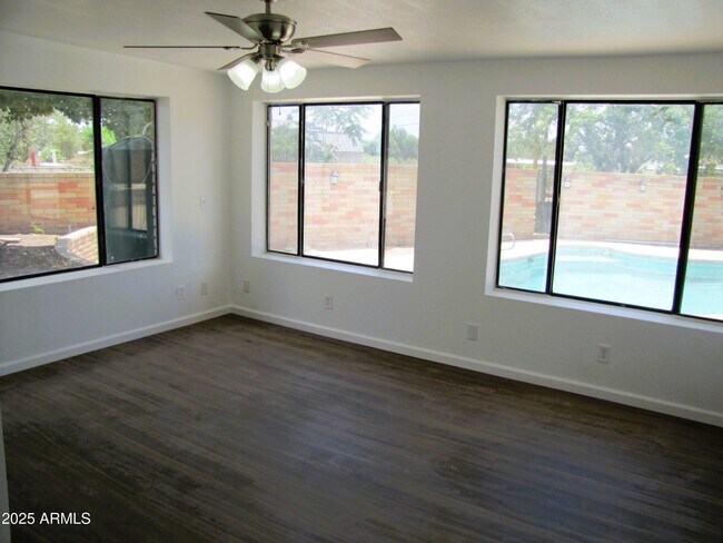 Building Photo - 947 S Cardinal Ave