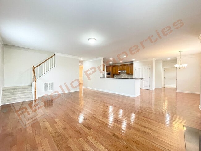 Building Photo - Lovely 5 Bedroom 4 Bathroom Single Family ...