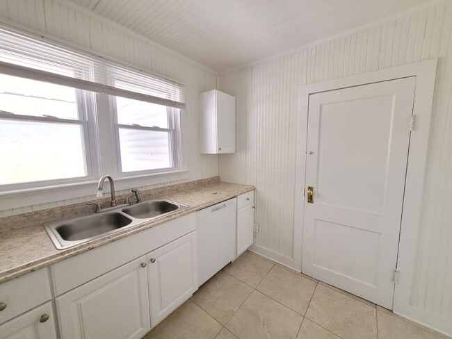 Building Photo - 369 Lincoln Ave