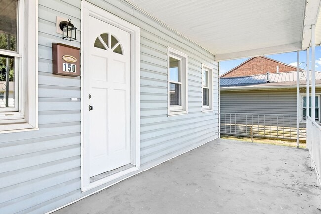 Building Photo - Coming Soon! Charming 3 Bedroom, 1.5 Bath ...