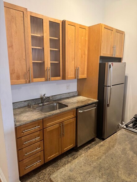 Building Photo - 254 Friend St