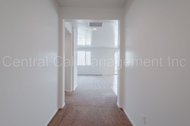 Building Photo - 3 Bedroom/2 Bath home located in the Desired Northwest - $2395 per Month!