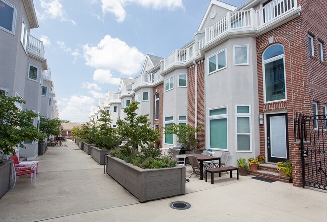 Building Photo - 309 Montrose St