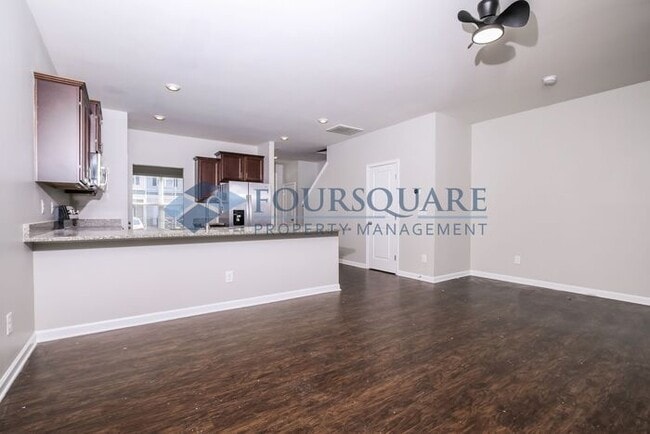 Building Photo - Conveniently Located Townhome With 3 Beds and 2.5 Baths