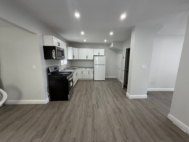 Building Photo - 75 Draper Ave