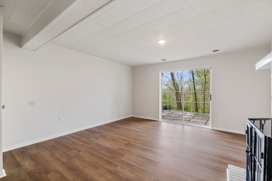 Building Photo - 216 Oakview Dr