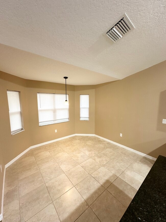 Building Photo - 12 Robin Pl