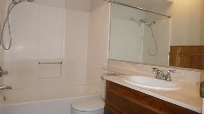 Building Photo - LAURELGLEN ! Application Pending