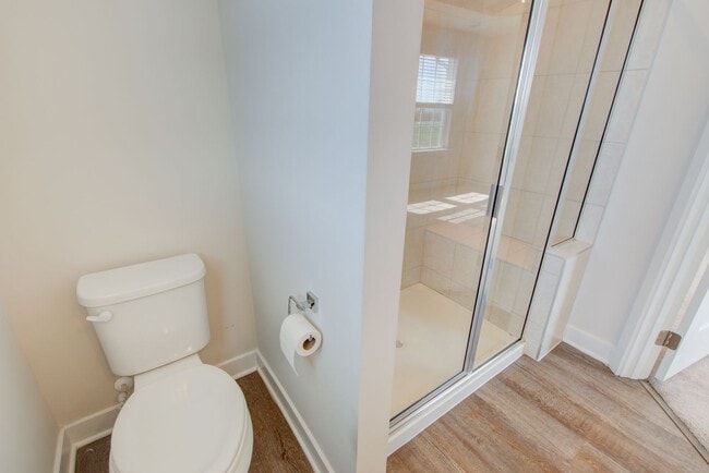 Building Photo - Like New End Unit Townhome, 3 Bed 2.5 Bath