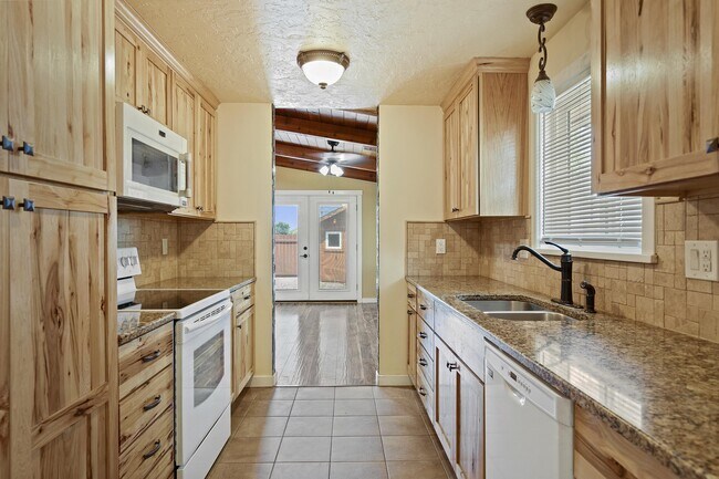 Building Photo - 1228 W 11th St