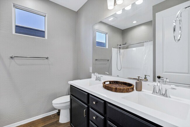 Building Photo - Spacious 5 Bedroom Home for Rent in East Mesa