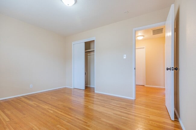 Building Photo - Bright & Inviting 3 Bed 1 Bath Home - Featuring Large Backyard!