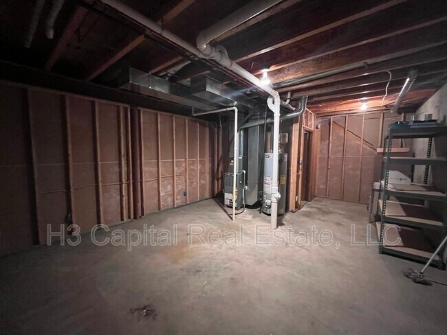 Building Photo - 810 South Moreland Rd