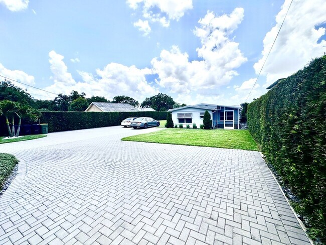 Building Photo - 7210 Seminole Dr