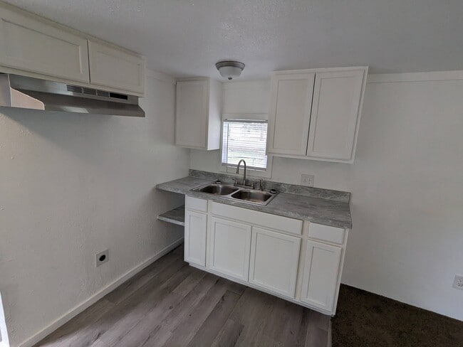 Building Photo - 300 Royal Way