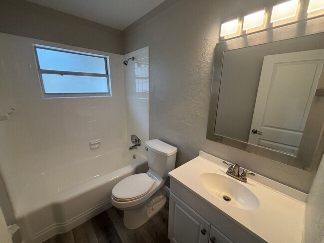 Building Photo - 2/1 duplex - Great Location near downtown