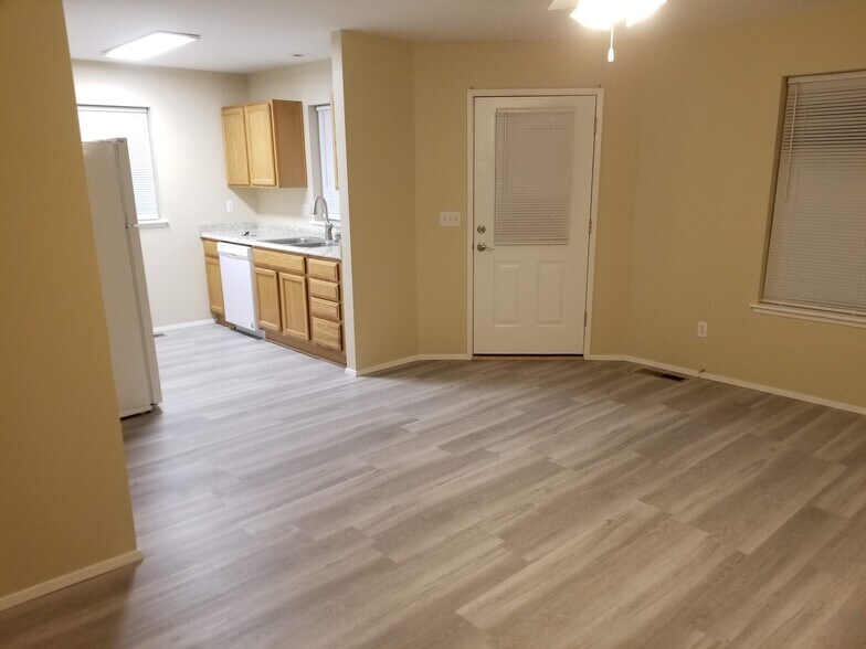 Building Photo - 1048 Ne Warner Pl