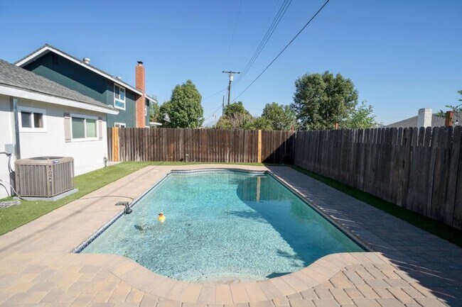 Building Photo - Lovely Single-Story 4-Bedroom Home Available in Rialto!