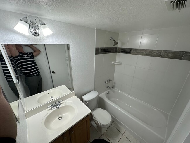 Building Photo - **MOVE IN SPECIAL $500 Off the first months rent** COZY 2 Bedroom/1.5 Bathroom 2nd Floor Condo!!