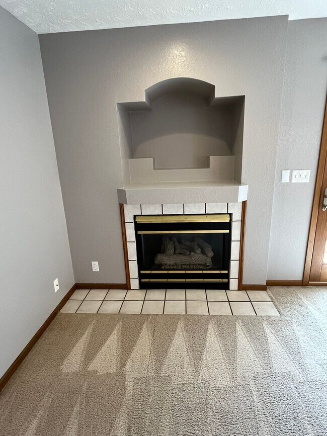 Building Photo - Beautiful 3 bed townhouse!