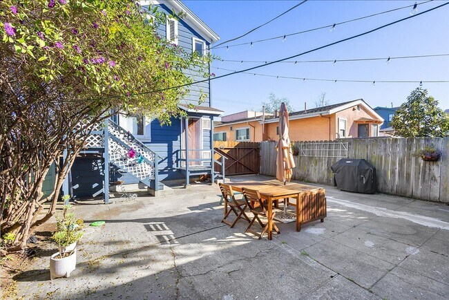 Building Photo - 1517 Willow St - 2 Bedroom | 1 Bath | Duplex