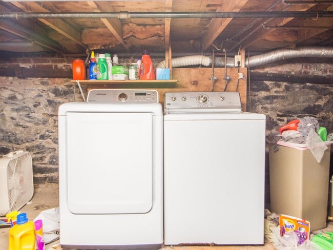 Building Photo - 123 Willow St