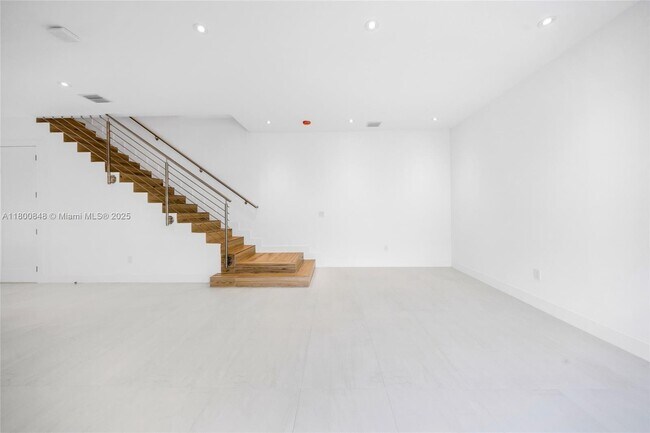 Building Photo - 2921 SW 26th St