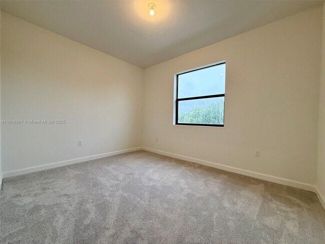 Building Photo - 3032 Park Pl