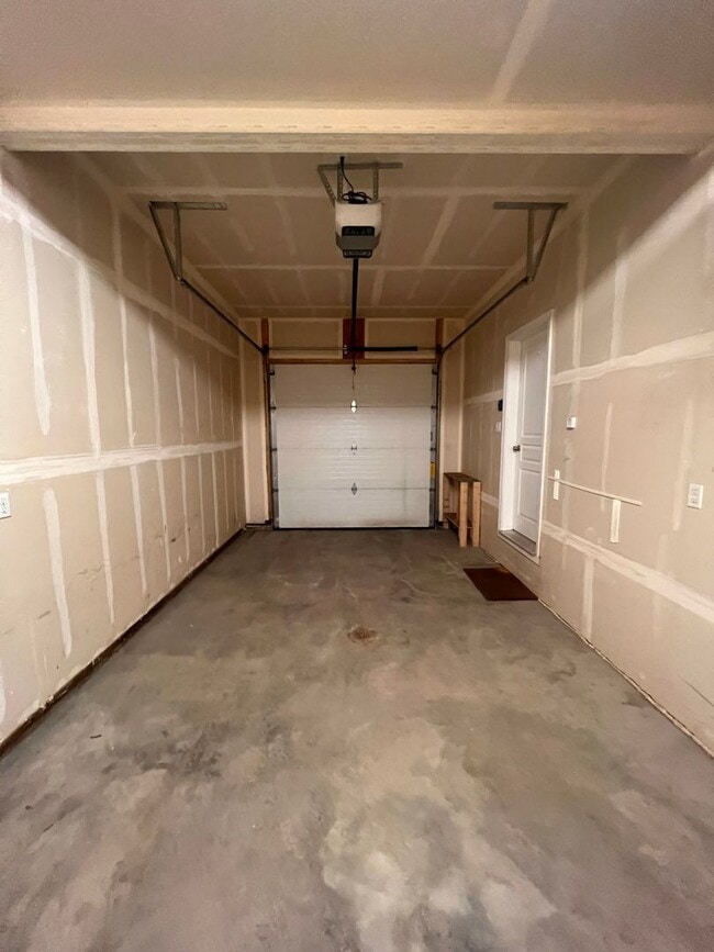 Building Photo - 174 Willow View Circle