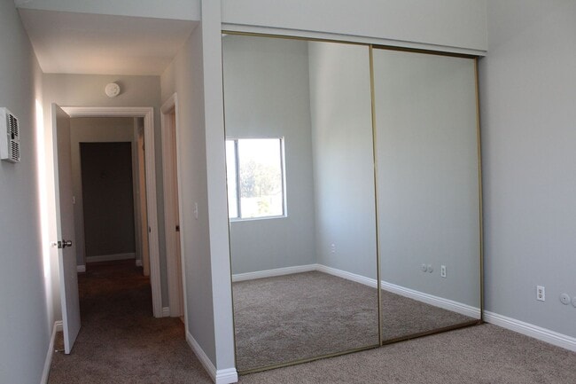 Building Photo - Spacious 3B/2.5BA UTC Townhouse w/ Garage,...