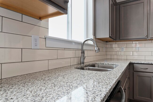 Building Photo - Charming & Modern Townhouse in Meridian!