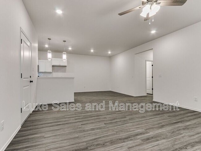 Building Photo - 10908 Oak Holw Ln