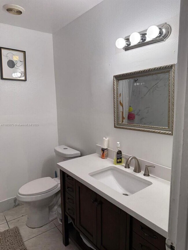 Building Photo - 826 SW 12th Ct