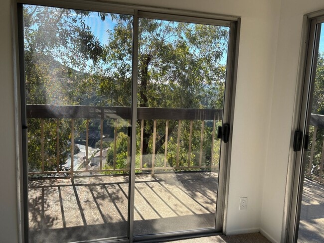 Building Photo - Gorgeous condo with Amazing Views!